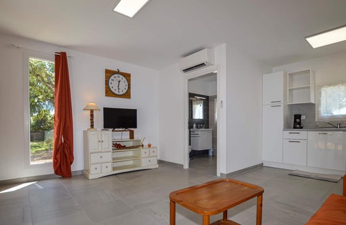 San-Giuliano House | Practical cottage on wide, green property.