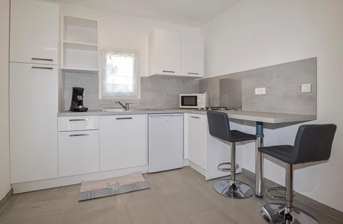 San-Giuliano House | Practical cottage on wide, green property.