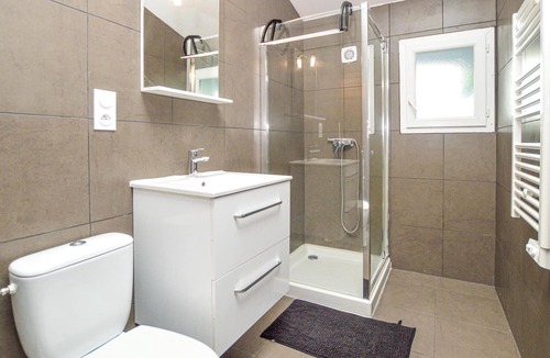 Ghisonaccia Apartment | Practical vacation apartment with whirlpool in the communal garden on the island of Krosika.