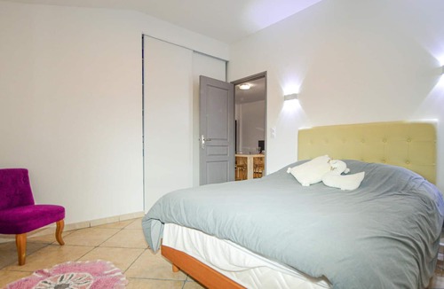 Ghisonaccia Apartment | Practical vacation apartment with whirlpool in the communal garden on the island of Krosika.