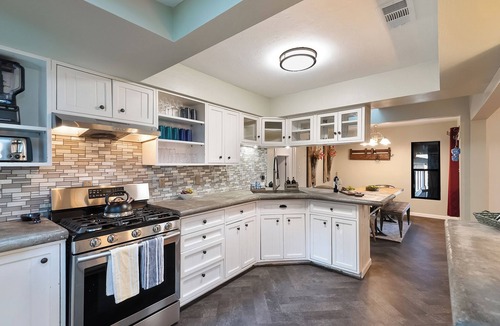 Prescott House | Private Retreat | 2 Miles to Whiskey Row | 4 Bed/3 Bath + Game Room, Fire Pit, & Playground