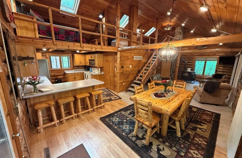 Hackensack Cabin | Private Trillium Lake Log Cabin-Sauna & Nature Escape