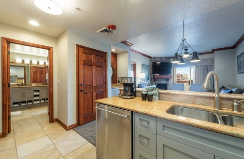 Park City Apartment | Renovated 775sqf Huge 1 BDR Luxury Condo