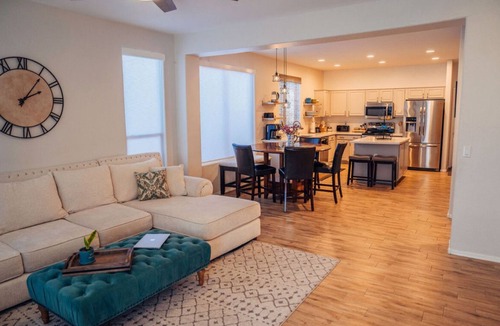 Power Ranch House | Roomy & Remodeled Modern Hacienda—5 bd 3.5 ba, 2 Masters and 3 kings!