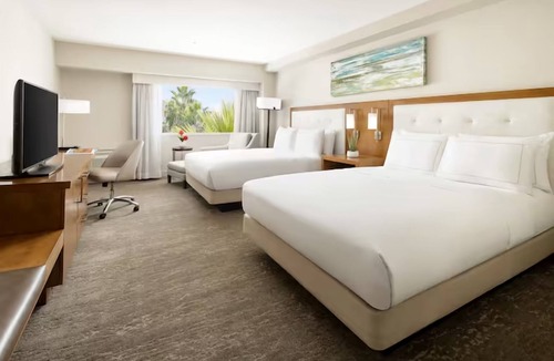 Tucson Hotel | Scenic Hotel Room with Mountain Views, 2 Family-Ready Rooms w/Pool Access