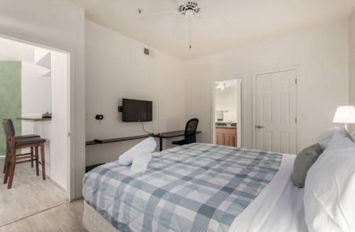 Central Scottsdale House | Scottsdale 2BR Condo with Pool, Sauna, BBQ and More