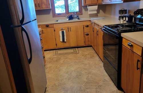 Backus House | Serene one level cabin home with private beach on Pine Mountain Lake Sleeps 10