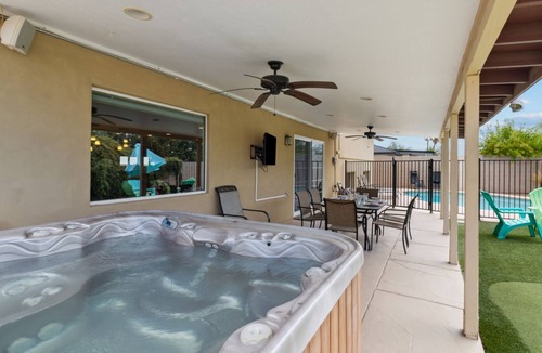 Village Grove House | SERENITY SPLASH: POOL + SPA + POOL TABLE + MORE