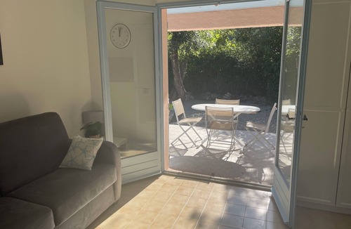Solaro House | Small villa for 4 with enclosed garden and beach on foot
