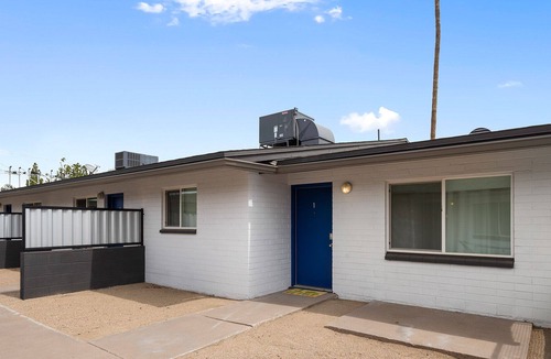 Sunset Apartment | Spacious 1BR in Tempe near ASU | Bluu Door | Bobcat