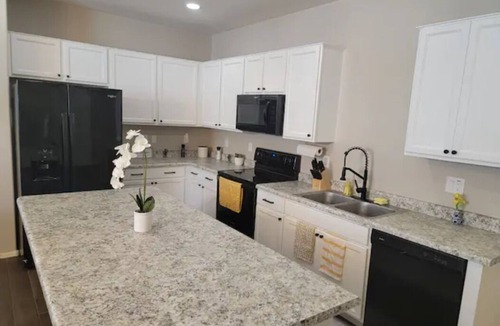 Surprise House | Spacious Surprise Home with office and gym. 30 mins from Lake Pleasant!