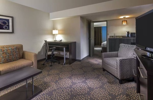 Camelback East Hotel | Standard 2 Queens at Holiday Inn & Suites Phoenix Airport North - Outdoor Pool