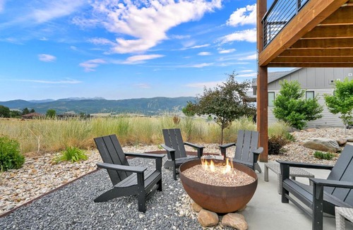 Wolf Creek House | Stunner with Lake Mountain Views and Private Hot Tub