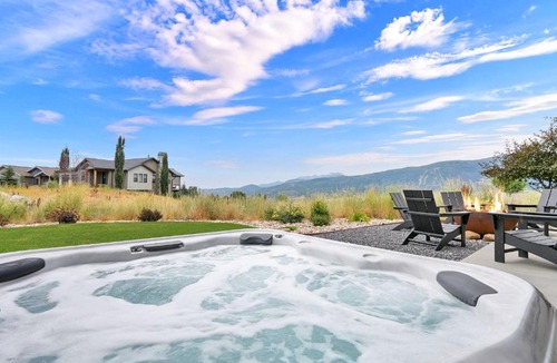 Wolf Creek House | Stunner with Lake Mountain Views and Private Hot Tub