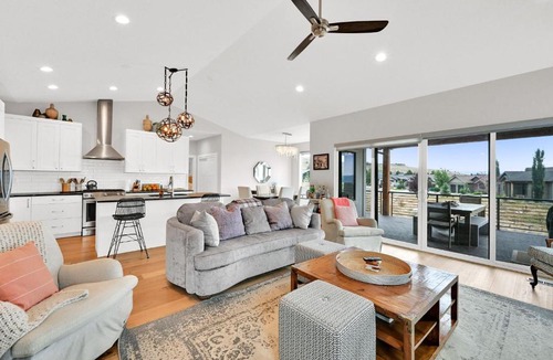 Wolf Creek House | Stunner with Lake Mountain Views and Private Hot Tub
