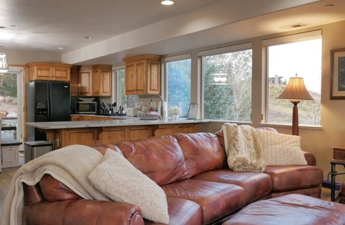 Wolf Creek Condo | Stunning Panoramic Views of Mtns & Lake