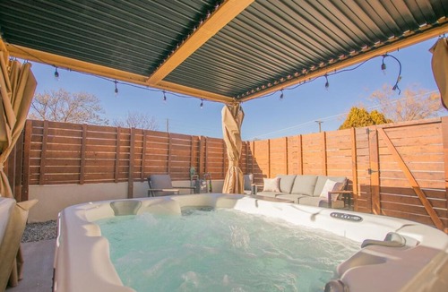 South Broadway Apartment | Terracotta Suite at ArnoTriplex! Hot Tub-Close to Downtown-Pet Friendly-No Pet Fee!