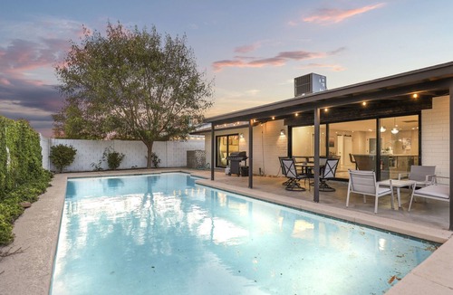 Tempe House | This house is a 4 bedroom(s), 2 bathrooms, located in Tempe, AZ.