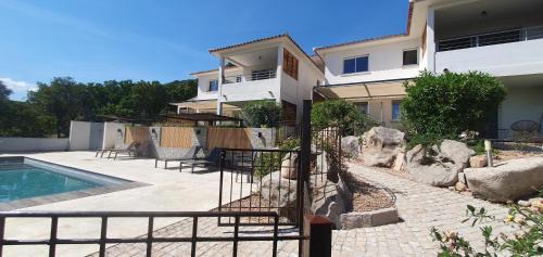 Sainte-Lucie-de-Porto-Vecchio Apartment | Très belle Résidence vue mer et piscine chauffée - BACCALOCATION
