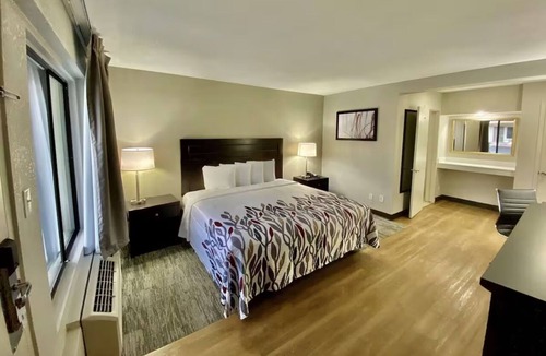 Feldman's Hotel | Tucson Deluxe King Bed | Outdoor Pool | Near Convention Center