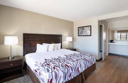 Feldman's Hotel | Tucson Deluxe King Bed | Outdoor Pool | Near Convention Center