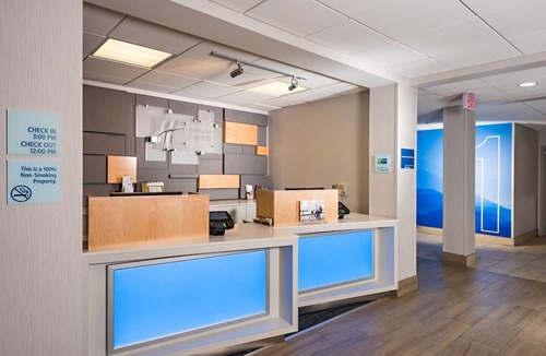 Peoria Hotel | Holiday Inn Express Hotel & Suites PEORIA NORTH - GLENDALE, an IHG Hotel