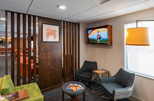 Peoria Hotel | Holiday Inn Express Hotel & Suites PEORIA NORTH - GLENDALE, an IHG Hotel