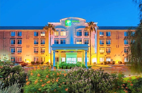Peoria Hotel | Holiday Inn Express Hotel & Suites PEORIA NORTH - GLENDALE, an IHG Hotel