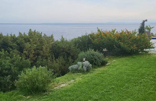 Santa Giulia House | Waterfront villa in the heart of Rondinara Bay