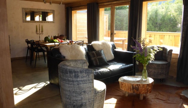 1/2 Chalet close to the center, quiet, private parking, 4 bedrooms 2 bathrooms