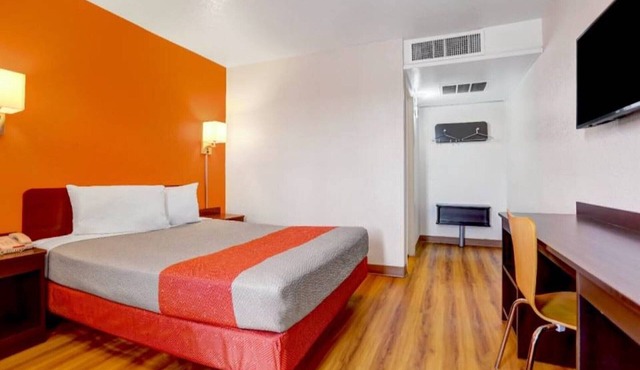 1 King Bed | Non-Smoking