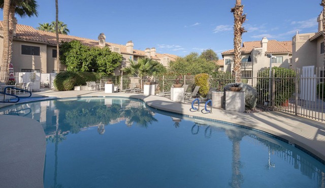 1 mile from A's STADIUMS - Heated Pool/Hot Tub