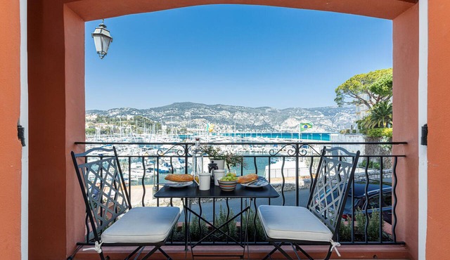 2 bedroom apartment with both balcony and private terrace