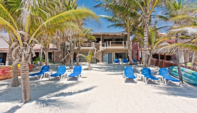 2BD 5-guest Unique Condo Beachfront