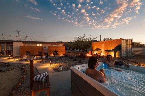 2BR Desert Cabin l Hot Tub l 4 Miles to National Park l 1 Mile to Town
