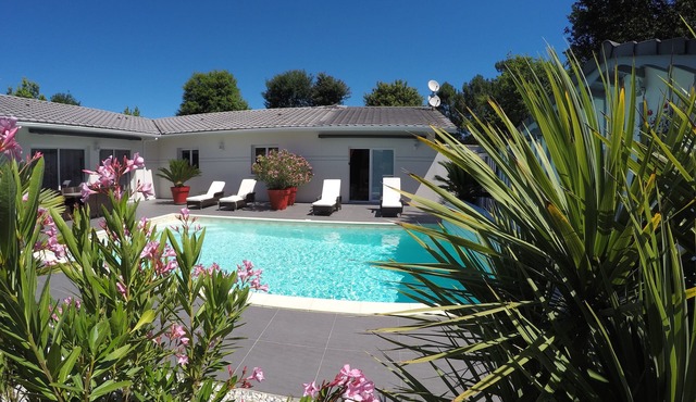 4-STAR VILLA IN THE HEART OF THE ARCACHON BASIN WITH HEATED POOL