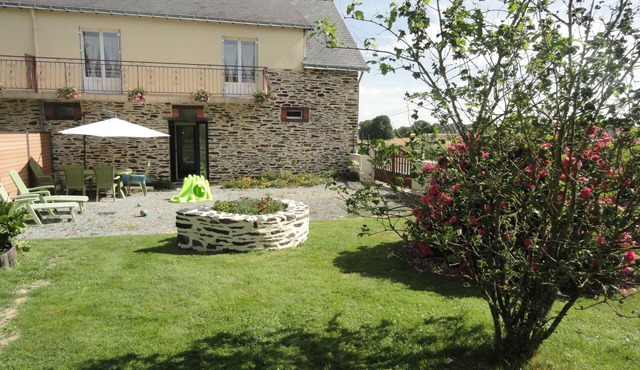 7 km from DERVAL, stone house 4/5 adults + 1 baby. INTERNET BOX.