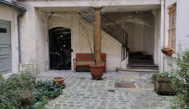 A class apartment of 3-room and 70sqm in the heart of the Marais