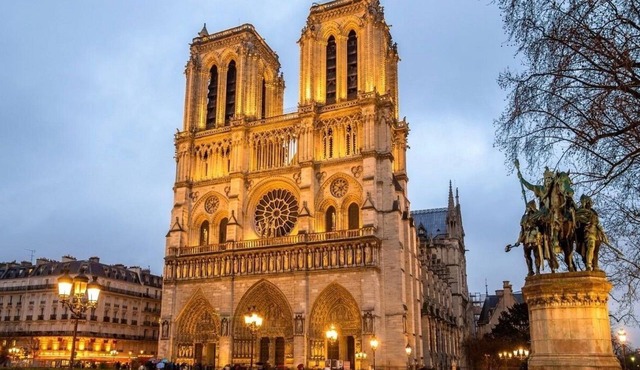 A PERFECT BLEND OF PARISIAN HERITAGE WITH MODERN COMFORT AT ILE SAINT LOUIS