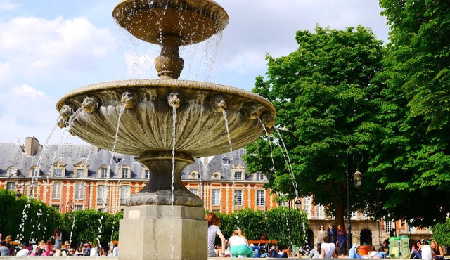 A RARE PARISIAN GEM WITH PRIVATE TERRACE & AIR CON-RUE VIEILLE DU TEMPLE-MARAIS
