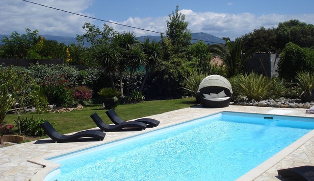 Air-conditioned villa with private pool and jacuzzi, in a quiet location close to beaches.