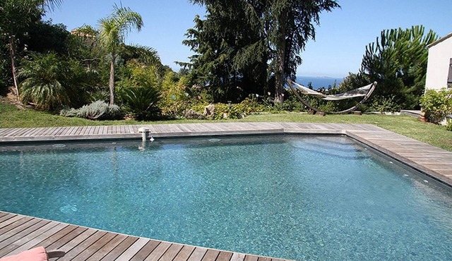 ALZONE 6-bedroom villa with a swimming pool and sea views in a quiet location