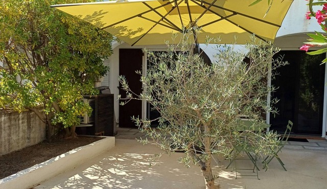 "An Endless Summer"! Apartment with a courtyard, a 5-minute walk from the ocean.