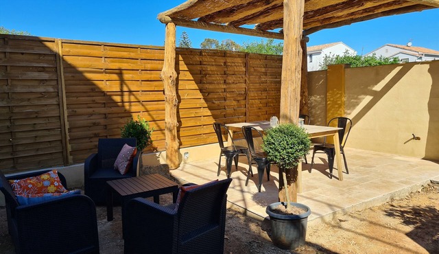 Apartment in villa with garden 7 minutes from the beach