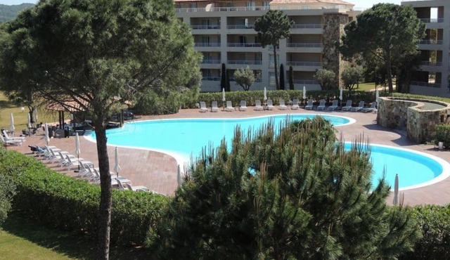 Appartement vue piscine dans résidence de standing