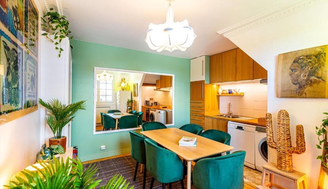 Art & Curiosity Cabinet Style Appartement with Paris view, Villa des Ammonites
