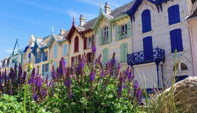 Authentic, listed, family-run Wimereusian villa just a stone's throw from the beach.