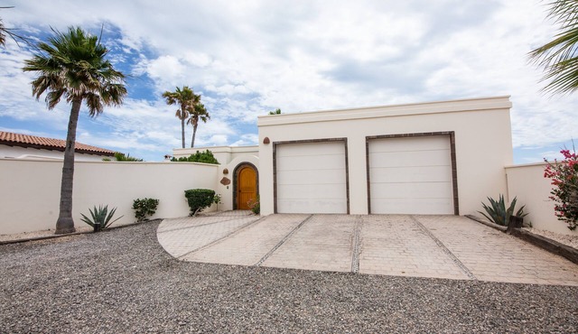 Beach Front Luxury Living & Spectacular Deck with heated Spa