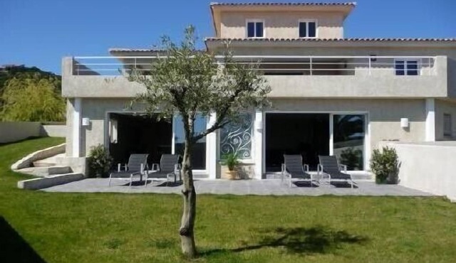 Beachfront villa, heated indoor pool, 8 people, well equipped