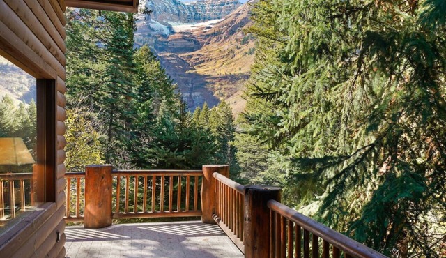 Bear Tooth Lodge w/Hot Tub & Stuart Falls Views